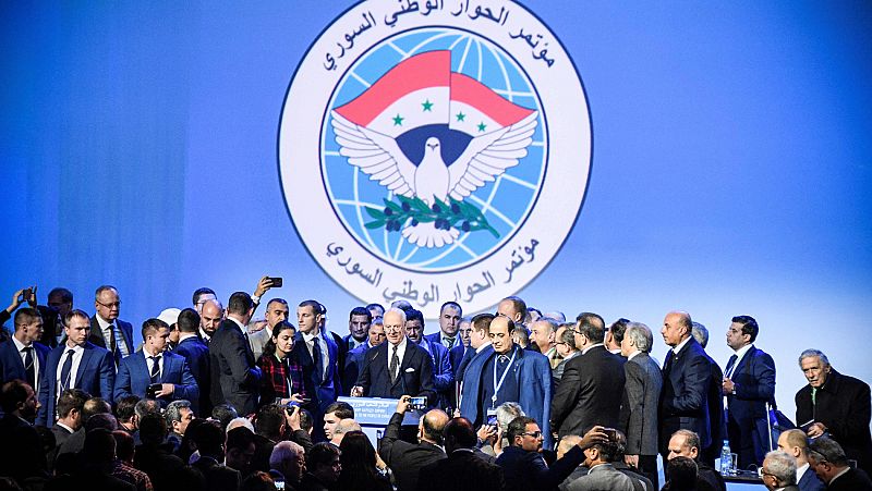 El enviado especial de la ONU para Siria, Steffan de Mistura habla en Sochi ante los asistentes al congreso