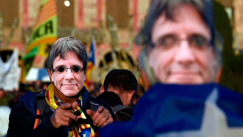 Manifestantes con máscaras de Puigdemont, en las inmediaciones del Parlament