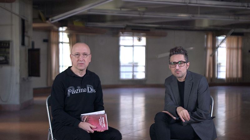 Óscar López charla con el escritor de cuentos Patricio Pron