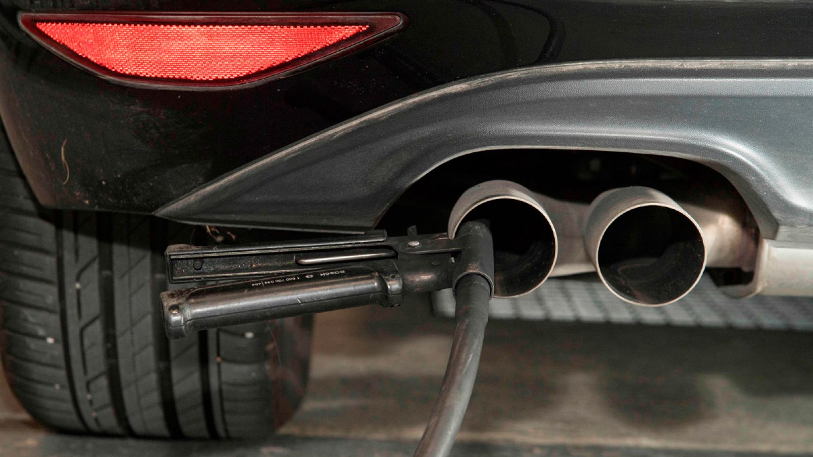 Imagen de archivo de un test de emisión de gases contaminantes a un Volkswagen Golf.
