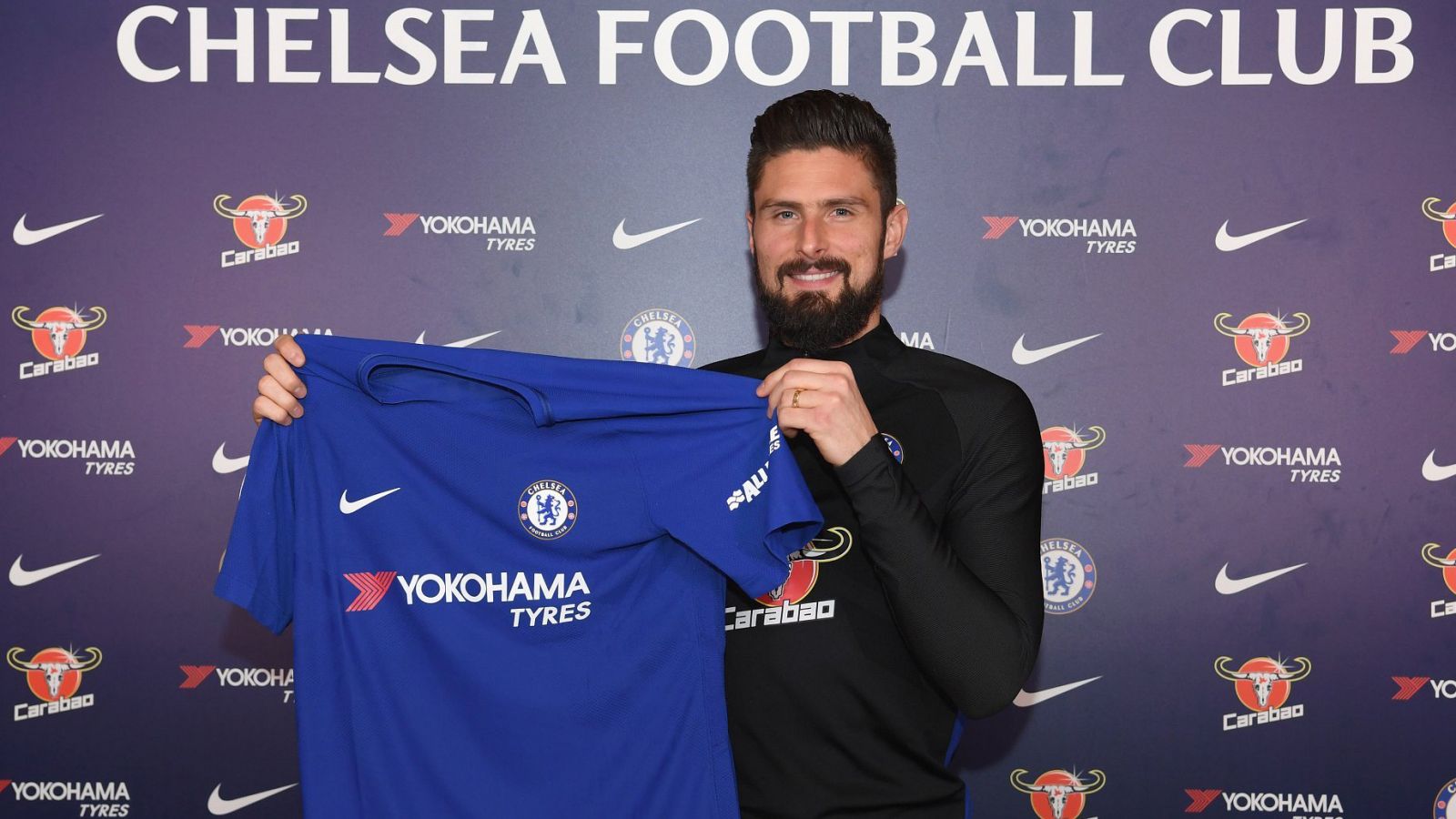 El francés Giroud posa con su nueva camiseta del Chelsea.