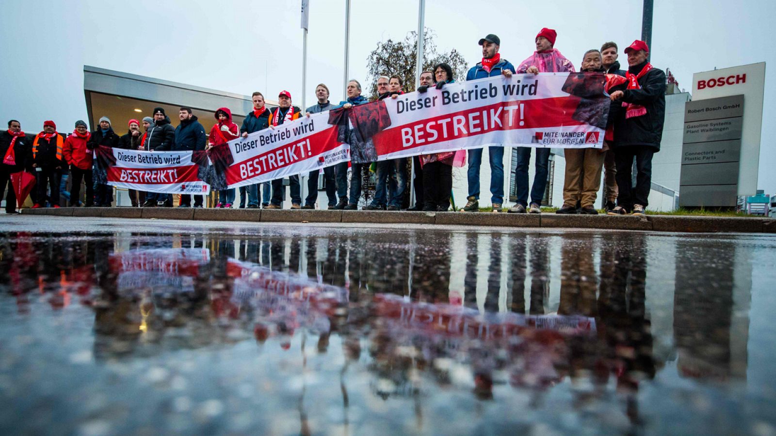 Miembros del sindicato alemán IG Metall protestan frente a una planta de la empresa Bosch