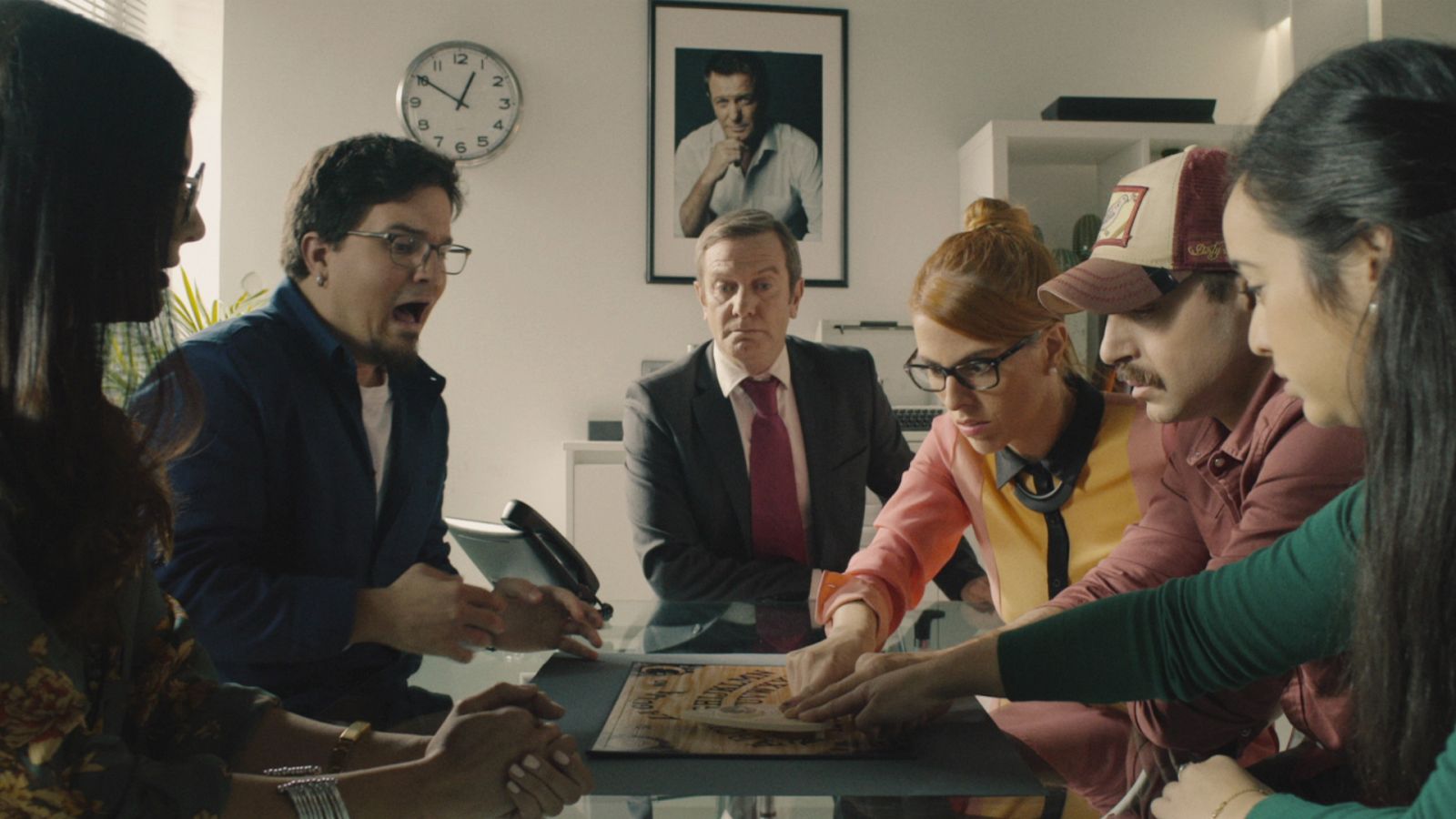 Paco, Lucas, Sofía, Mario, Ana y Lorena practican la ouija para saber qué ocurre en 'NeverApp'