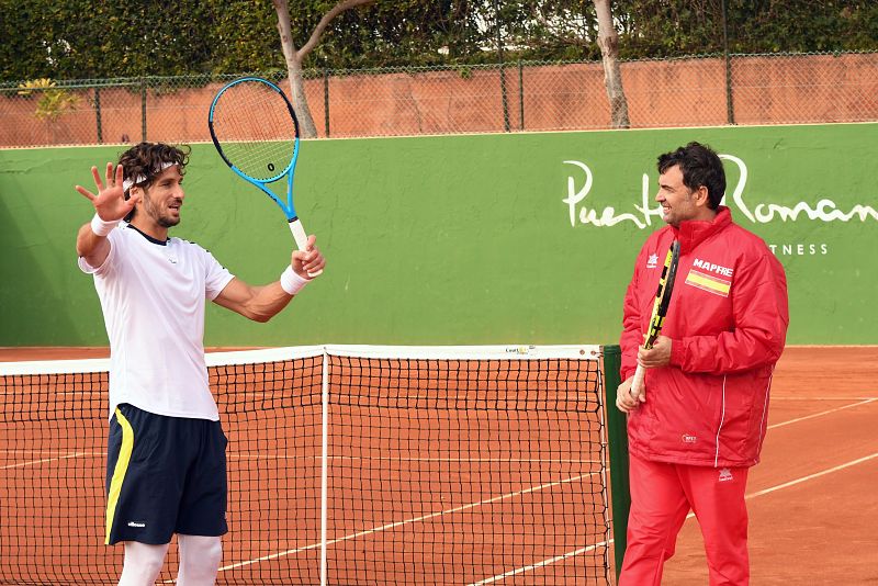 Sergi Bruguera conversa con el tenista Feliciano López durante el entrenamiento.