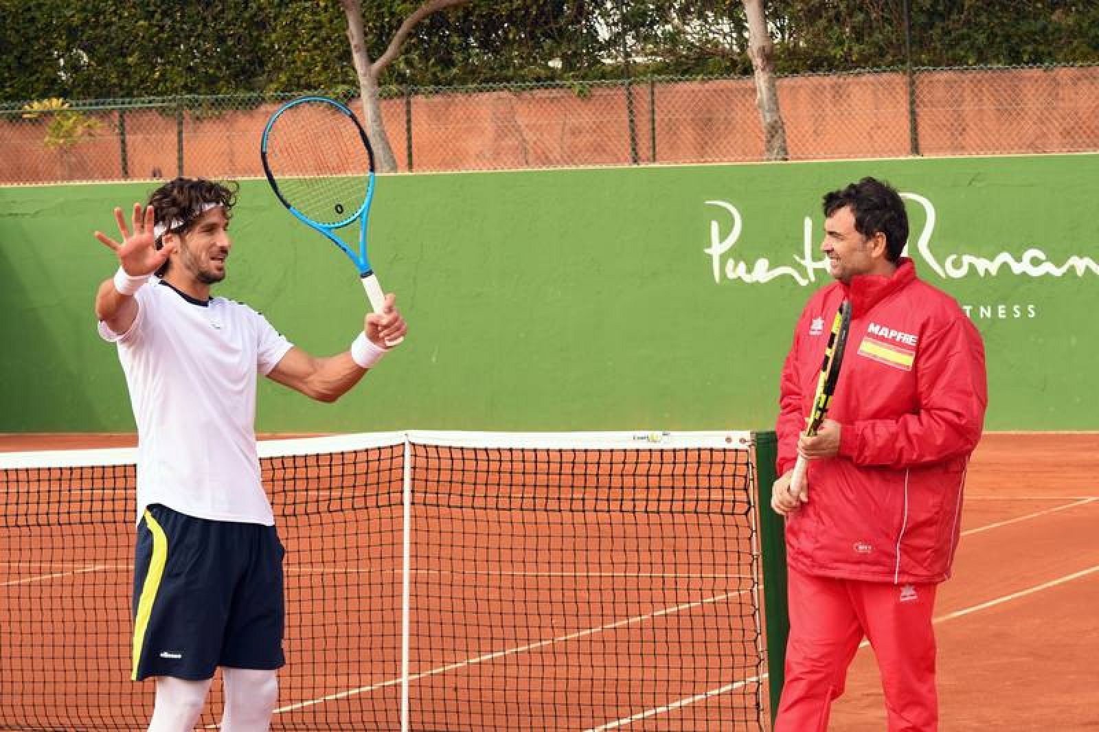 Sergi Bruguera conversa con el tenista Feliciano López durante el entrenamiento.