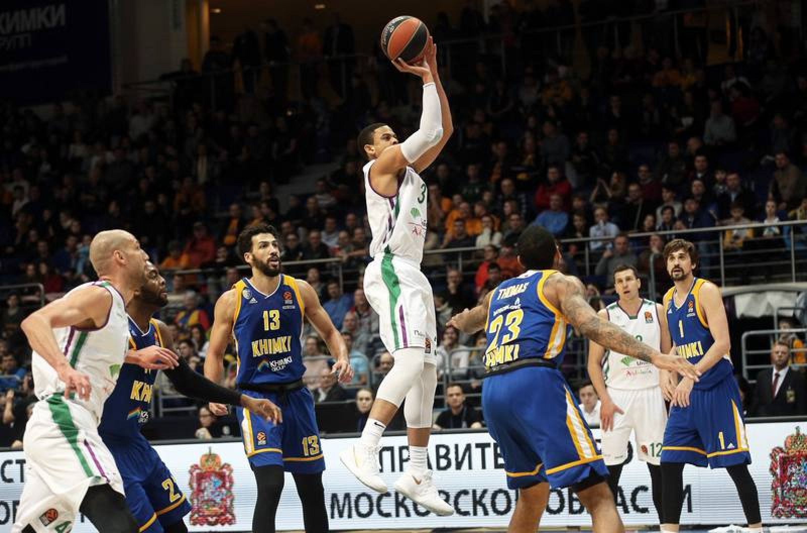 McCallum intenta encestar ante el Khimki Moscú.