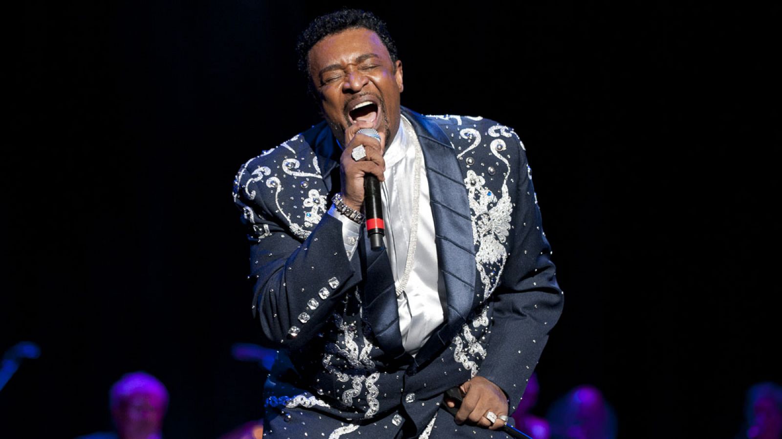 Imagen de archivo de noviembre de 2011 en la que se ve a Dennis Edwards durante una actuación en Cleveland, Ohio (EE.UU.).