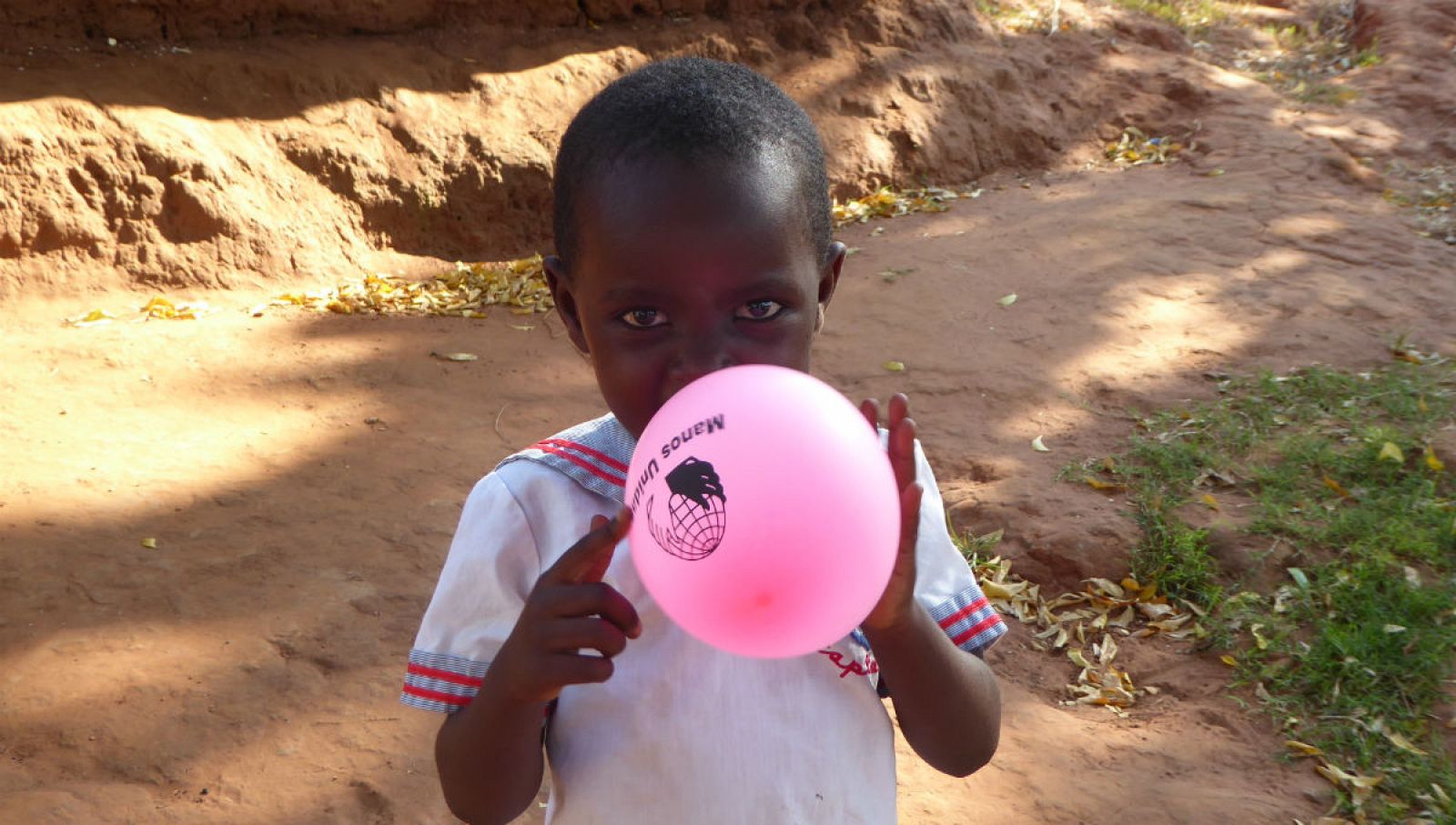 Con un niño de Kasarani, un barrio de Nairobi, durante el rodaje