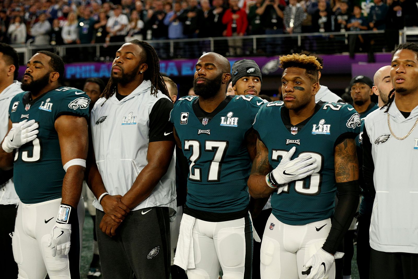 Los jugadores de los Eagles Rodney McLeod y Malcolm Jenkins escuchan el himno estadounidense antes de la Super Bowl