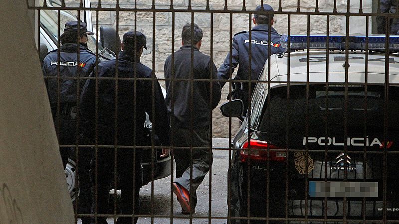 El menor de 14 años detenido por el crimen de su hermano de 19 en Alicante durante una discusión por una mascota llega a los juzgados de Benalúa