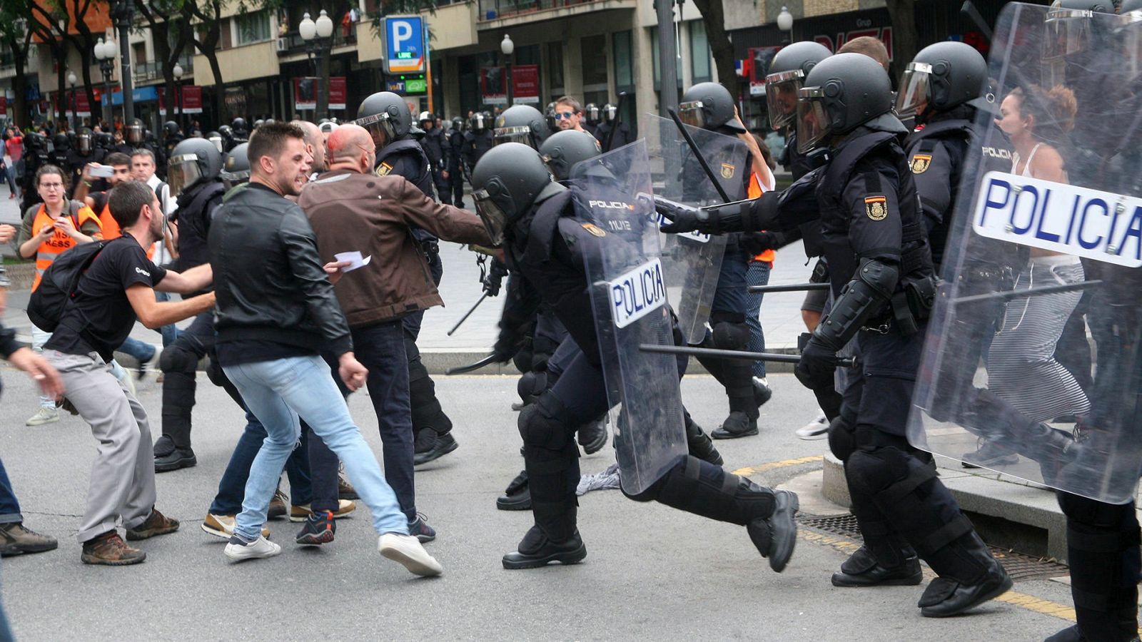 Agentes de la policía nacional intentan retirar a los concentrados en el instituto IES Tarragona durante el 1-O