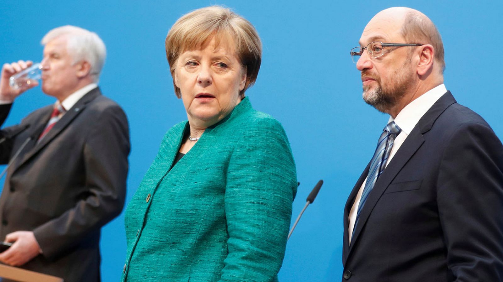 La líder de la conservadora CDU alemana, Angela Merkel, mira a su homólogo socialdemócrata, Martin Schulz