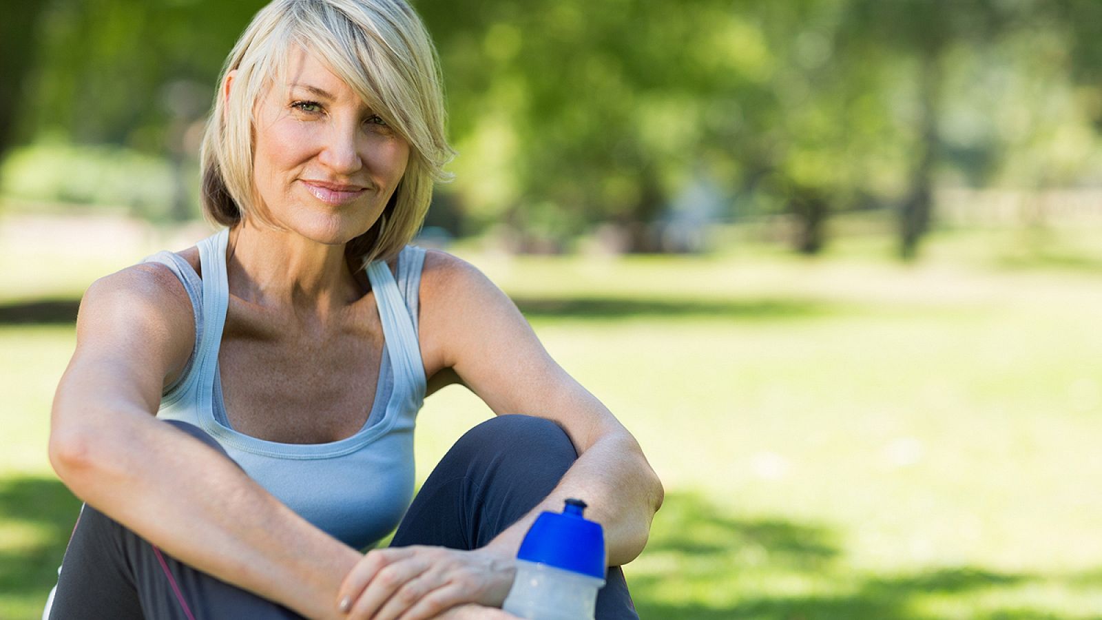 Mujer bebiendo agua tras hacer ejercicio