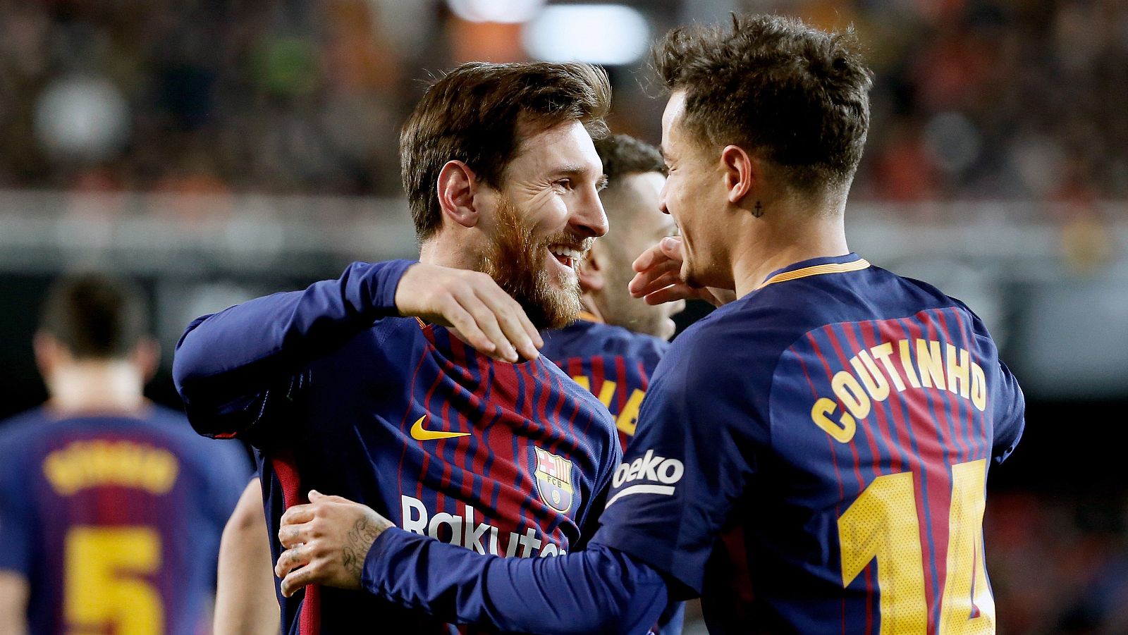 Coutinho y Rakitic llevan al Barça a otra final