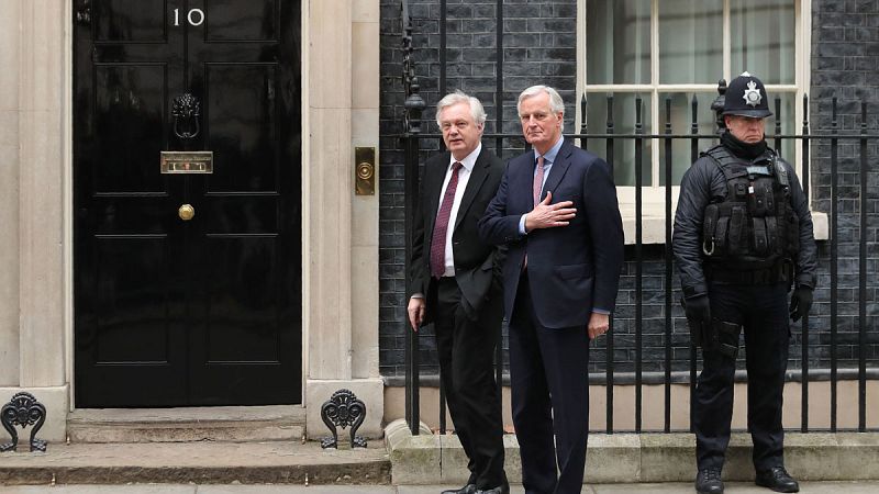 El jefe negociador de la Comisión Europea para el Brexit, Michel Barnier, es recibido en Downing Street por el secretario de Estado británico para el Brexit, David Davis