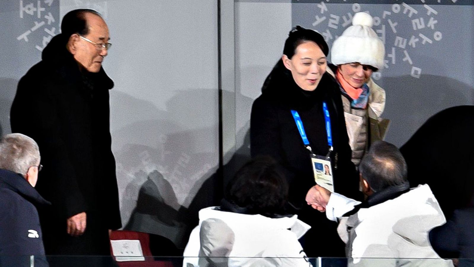 La hermana de Kim Jing-un, Kim Yo-jong, saluda el presidente de Corea del Sur, Moon Jae-in, en la ceremonia de inauguración de los Juegos Olímpicos de Pyeongchang 2018