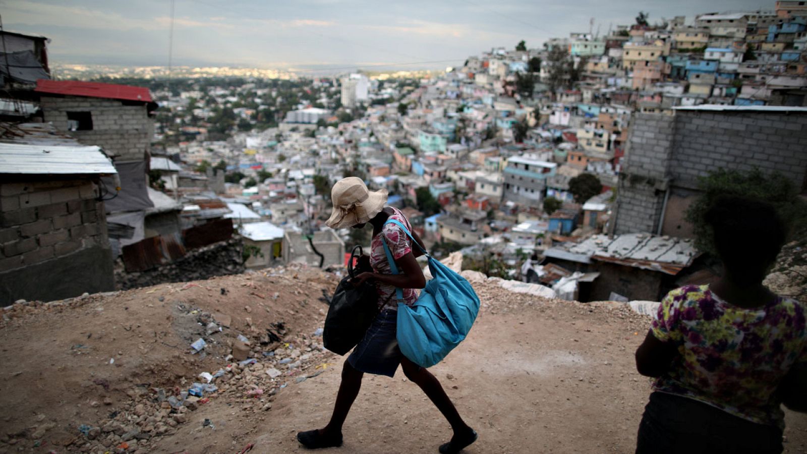 Una mujer pasa por un suburbio de Puerto Príncipe, la capital de Haití