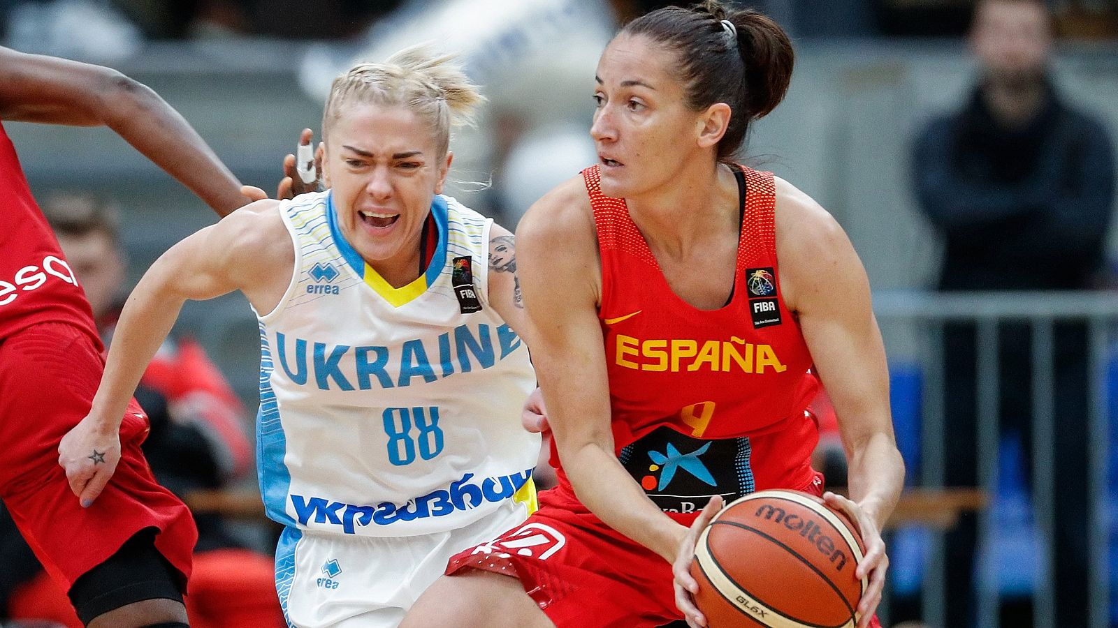 España gana en Kiev y pone pie y medio en el Eurobasket 2019