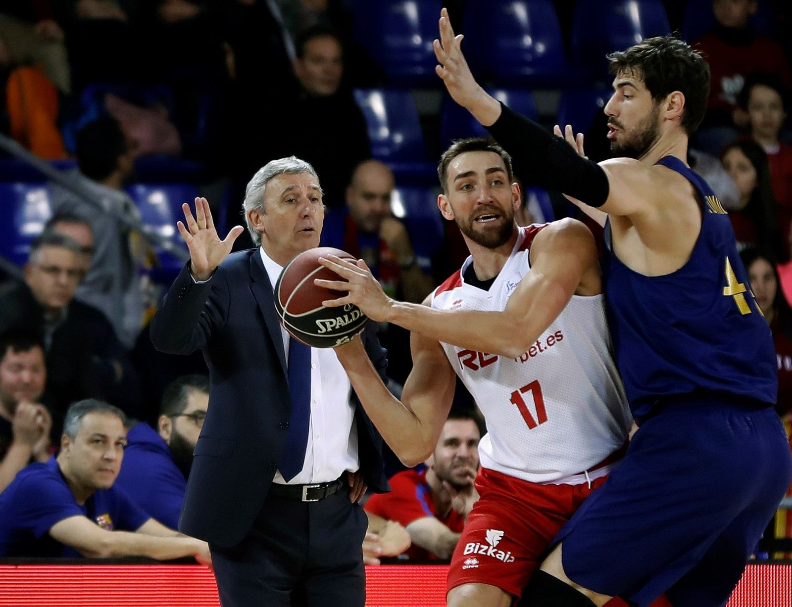 El nuevo entrenador del Barça, Pesic, da órdenes en presencia de Hervelle (c) y Tomic