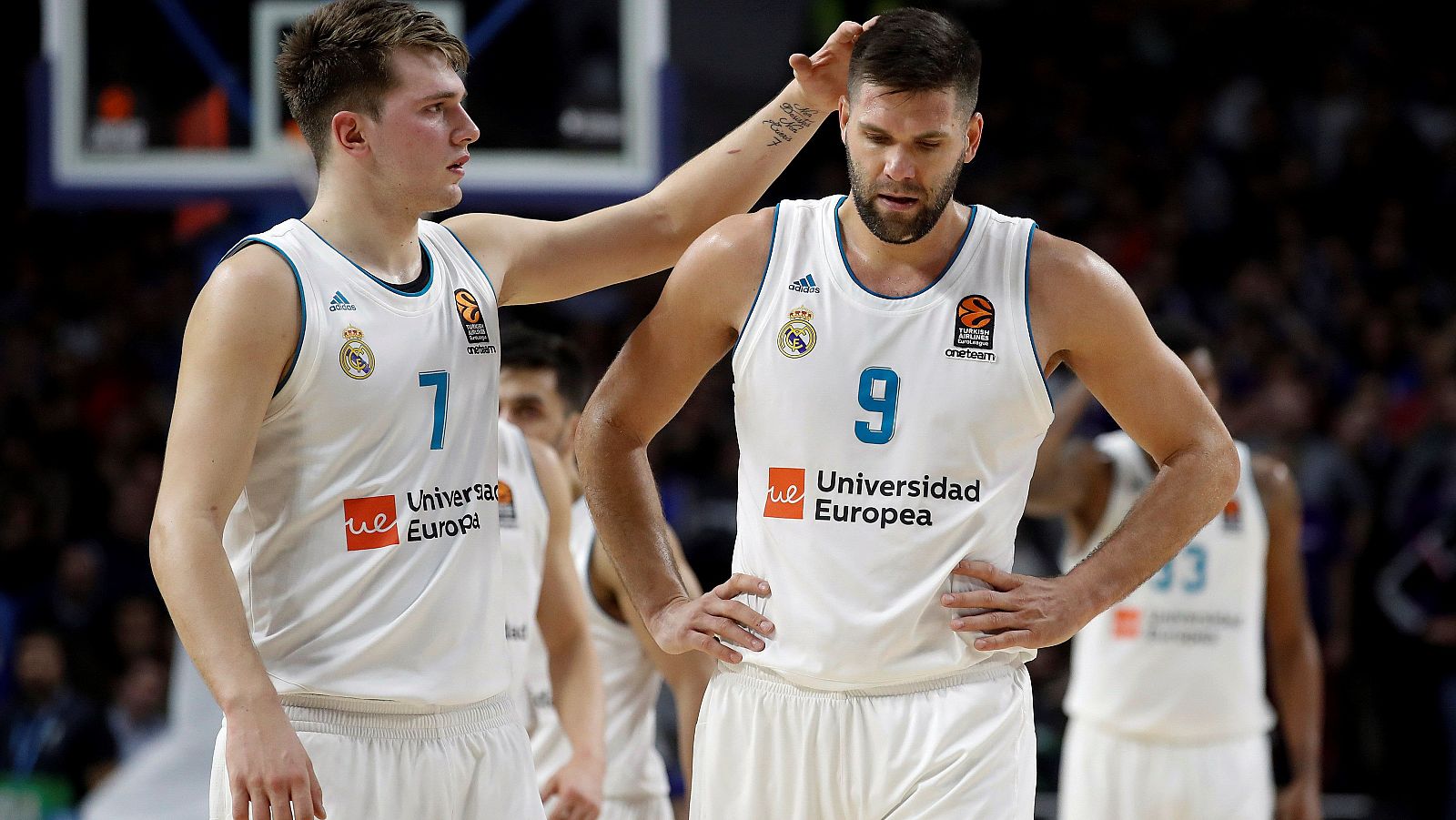 Felipe Reyes, junto a Luka Doncic en un partido del Real Madrid, es una de las caras visibles del apoyo a la ABP.