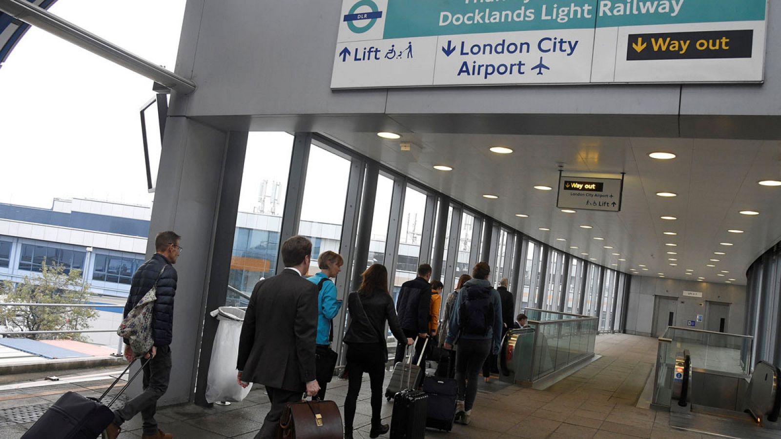 Pasajeros entrando en el aeropuerto de London City