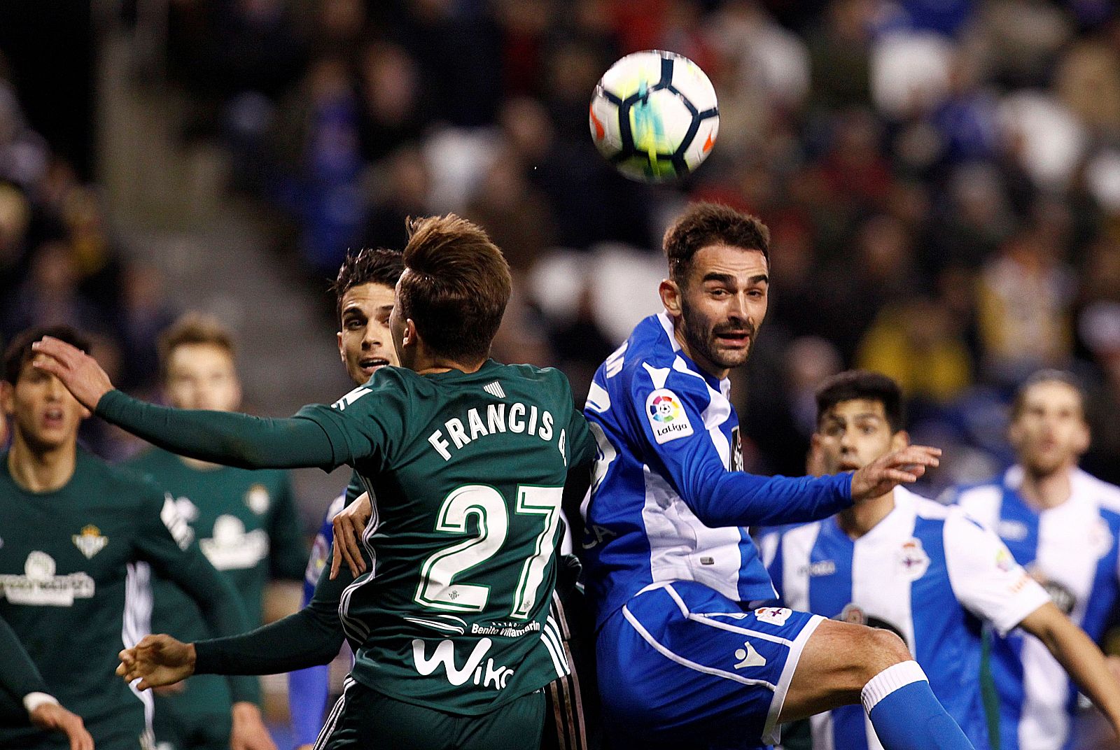 Adrián González pelea un balón con el defensa del Betis Francis Guerrero.