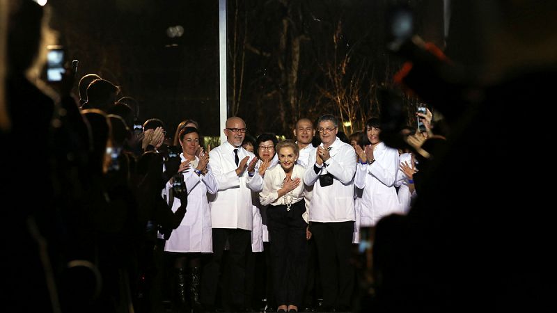 Carolina Herrera se despide junto a su equipo. Reuters