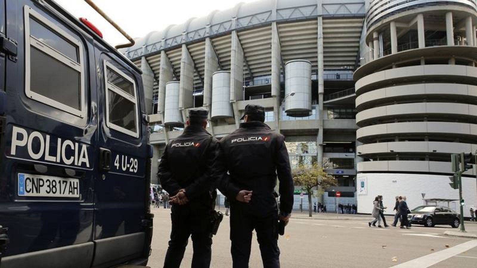 AGENTES DE POLICÍA JUNTO AL BERNABEU
