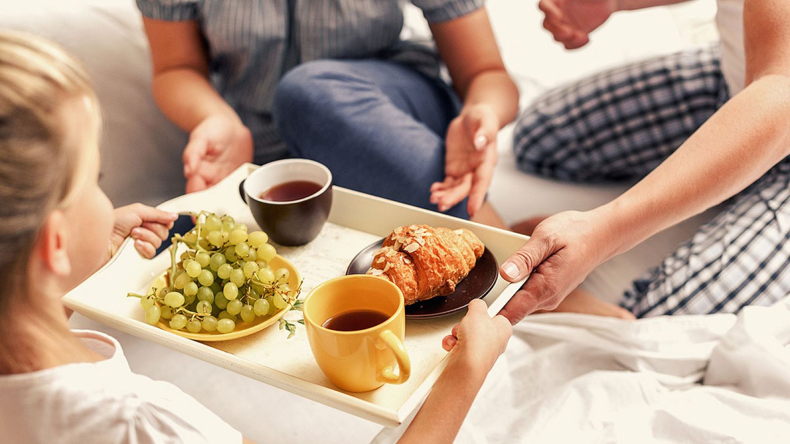 Desayuno completo que incluye tres grupos de alimentos básicos como la leche, la fruta y los cereales