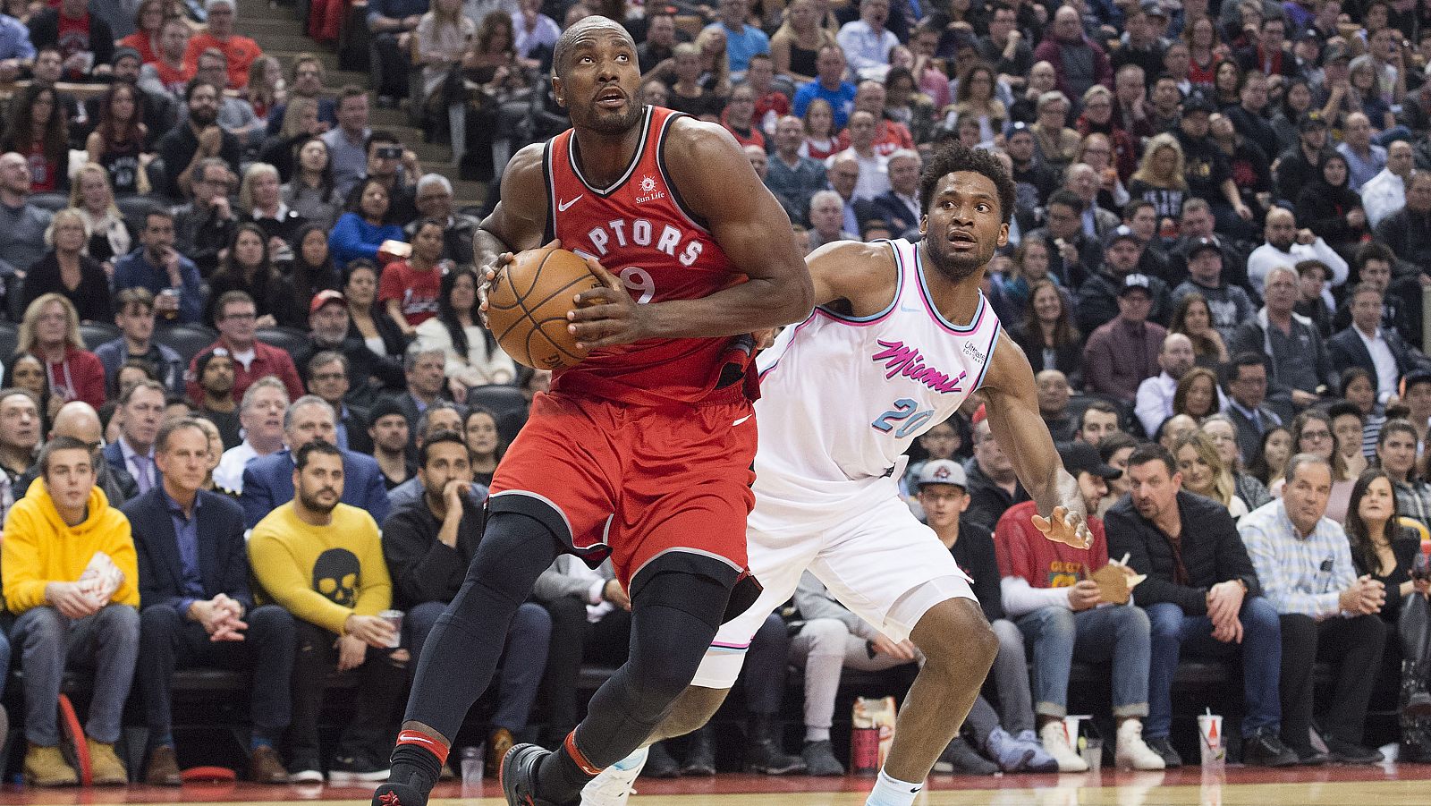 Ibaka suma en la victoria de los Raptors ante los Heat