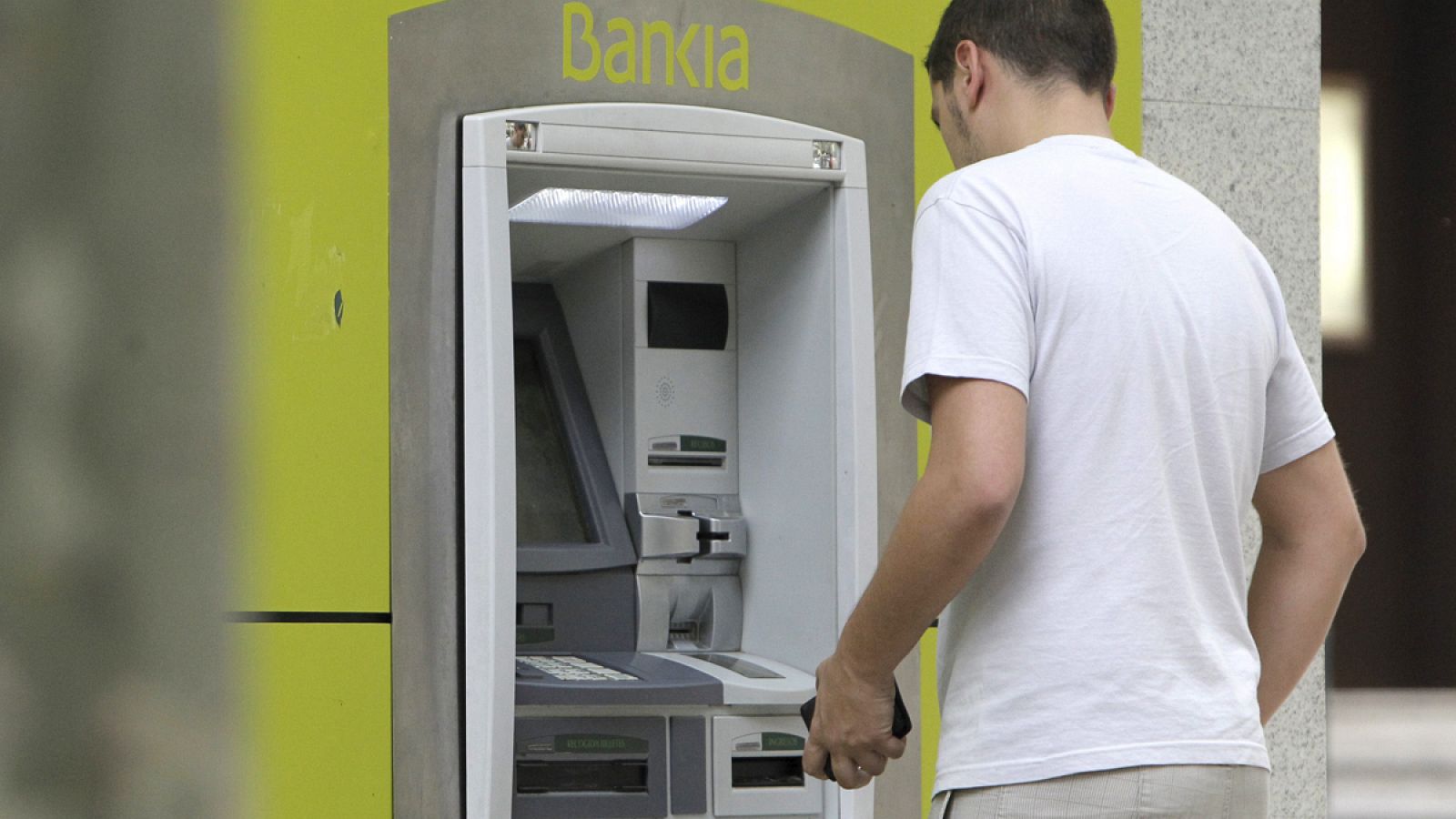 Un hombre opera en un cajero automático de Bankia en Madrid