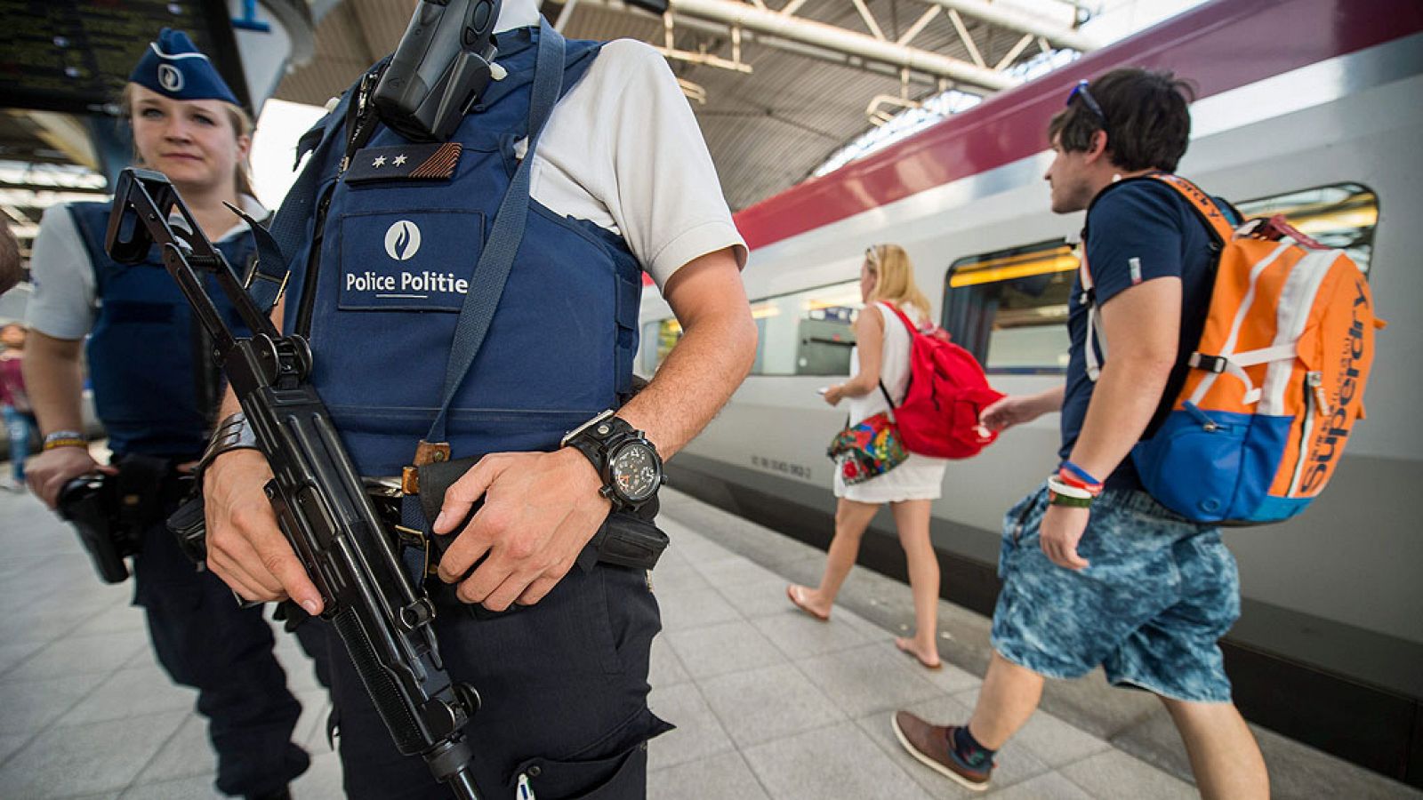 La policía francesa en la estación de tren donde se intentó perpetrar el atentado.