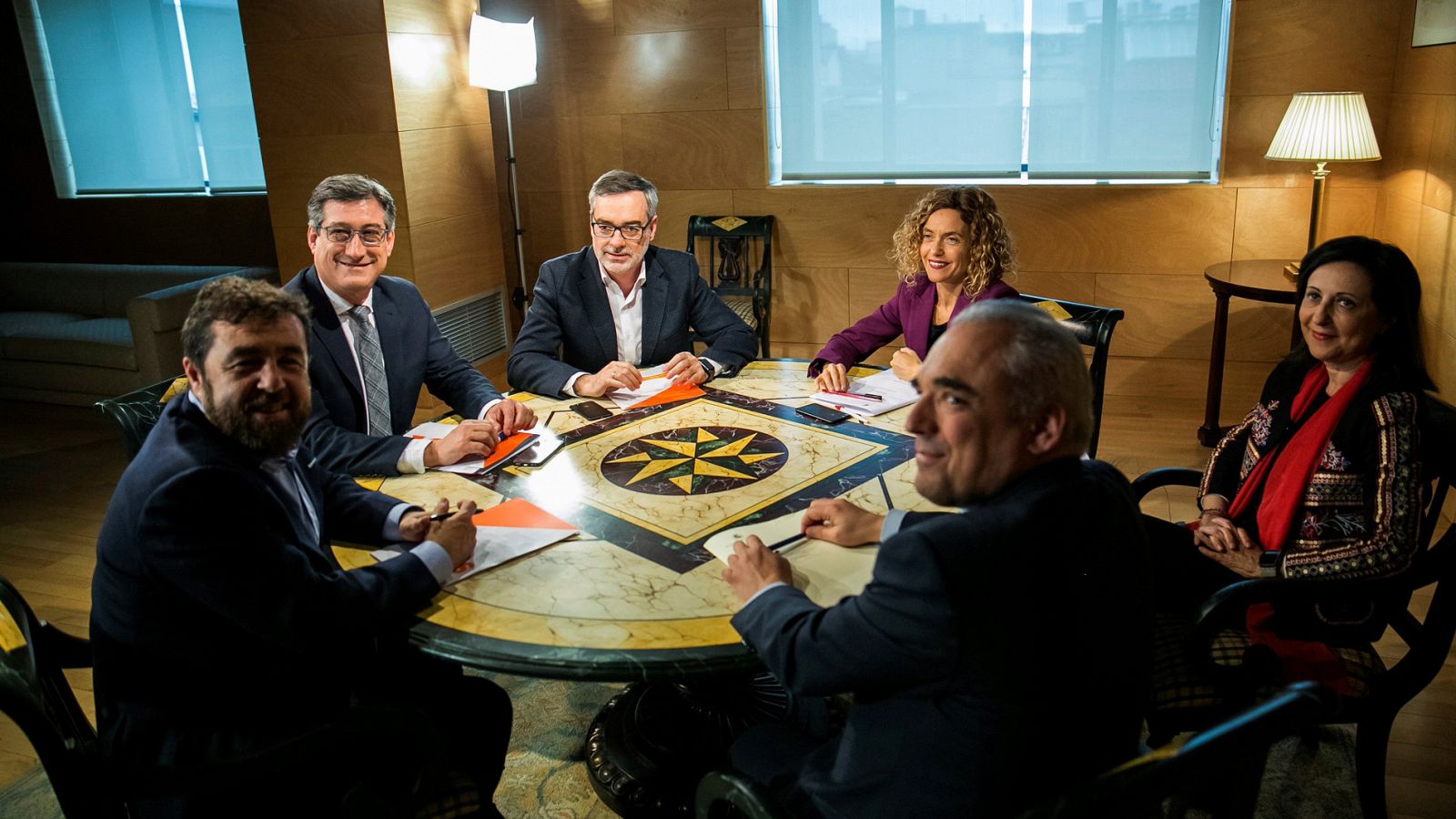 Representantes de PSOE y Ciudadanos encabezados respectivamente por Margarita Robles y José Manuel Villegas, se reúnen en el Congreso