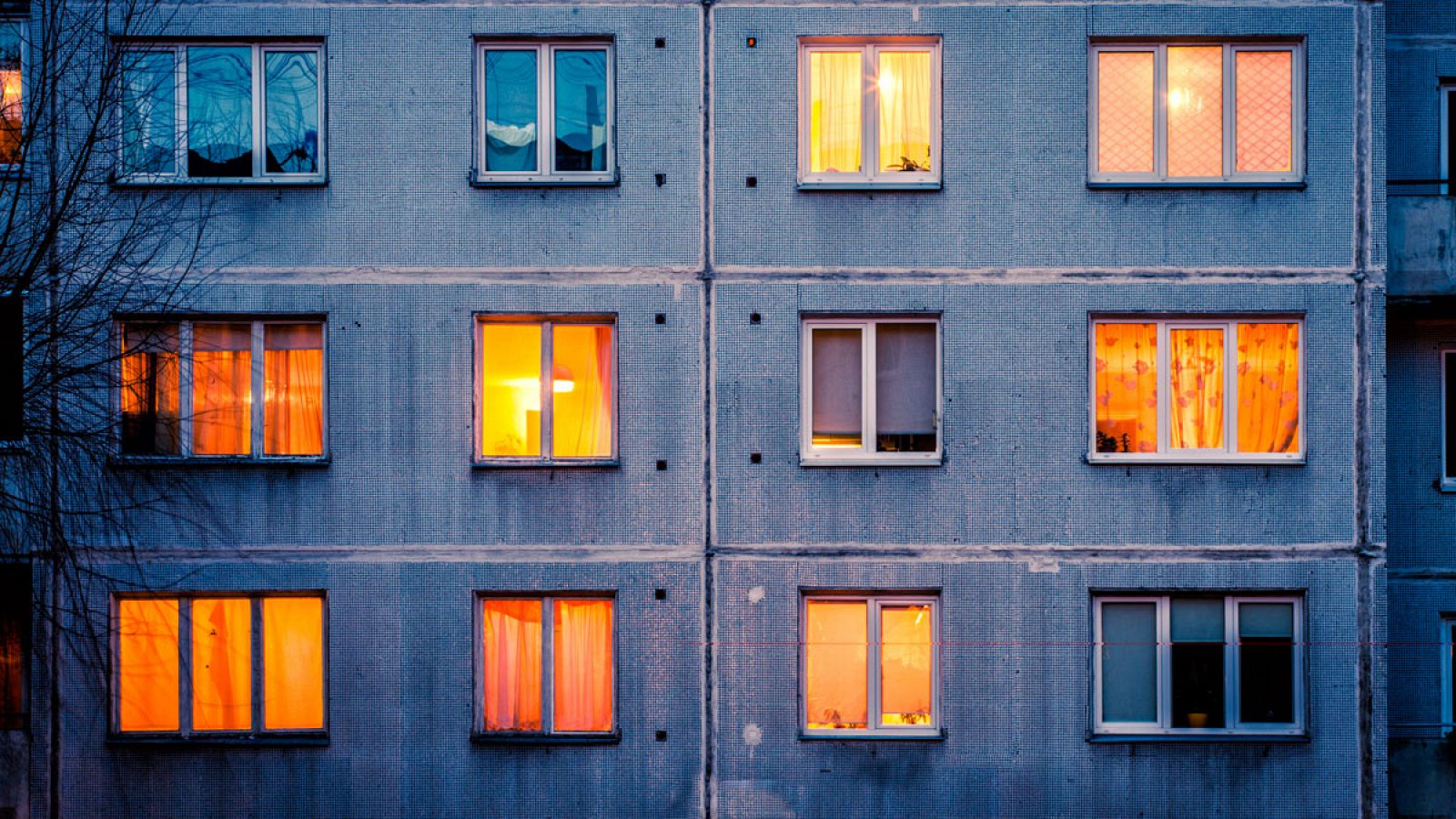 Fachada de un edificio con ventanas iluminadas