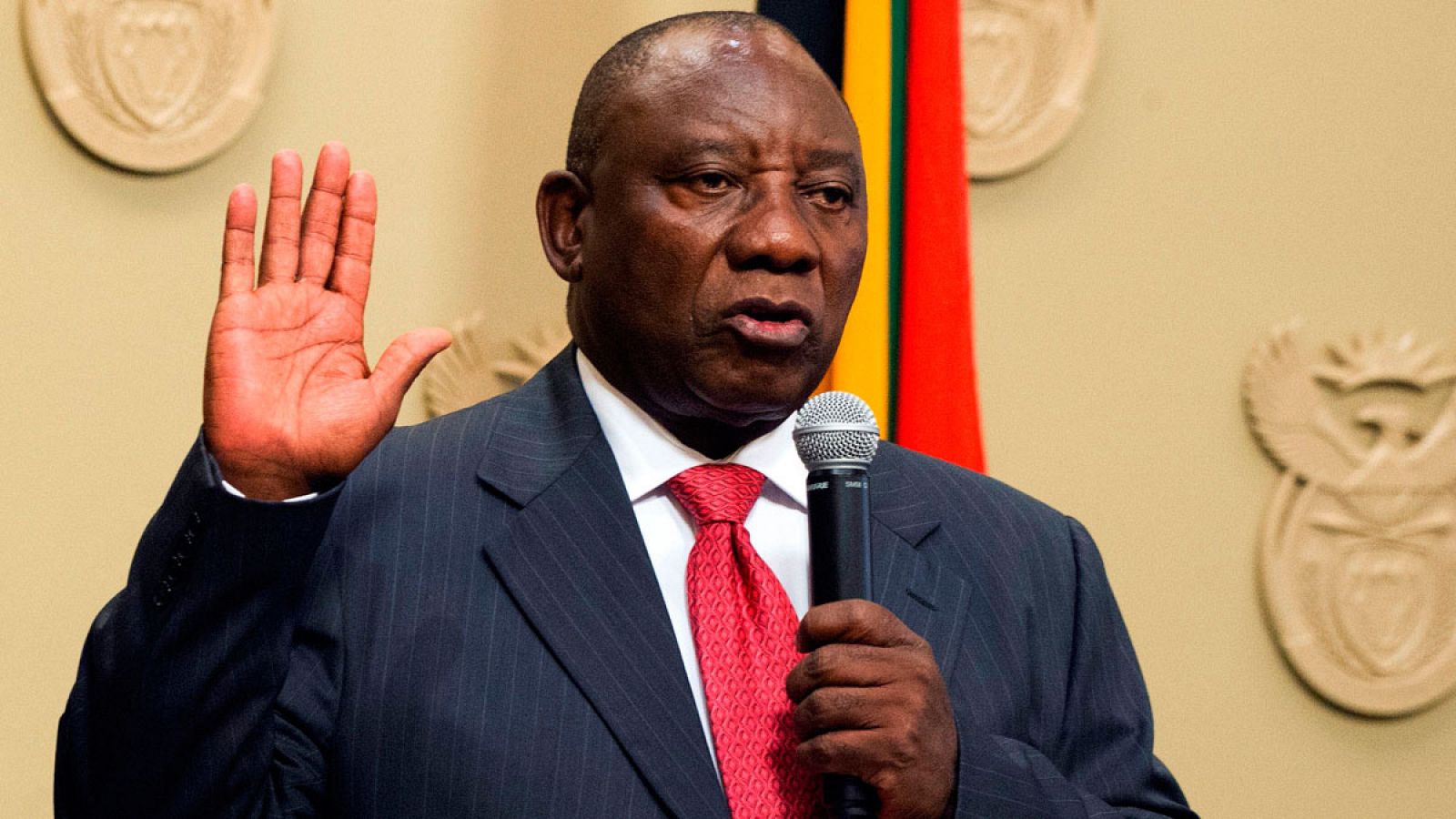 Cyril Ramaphosa jura su cargo durante la sesión extraordinaria de este jueves en el Parlamento sudafricano