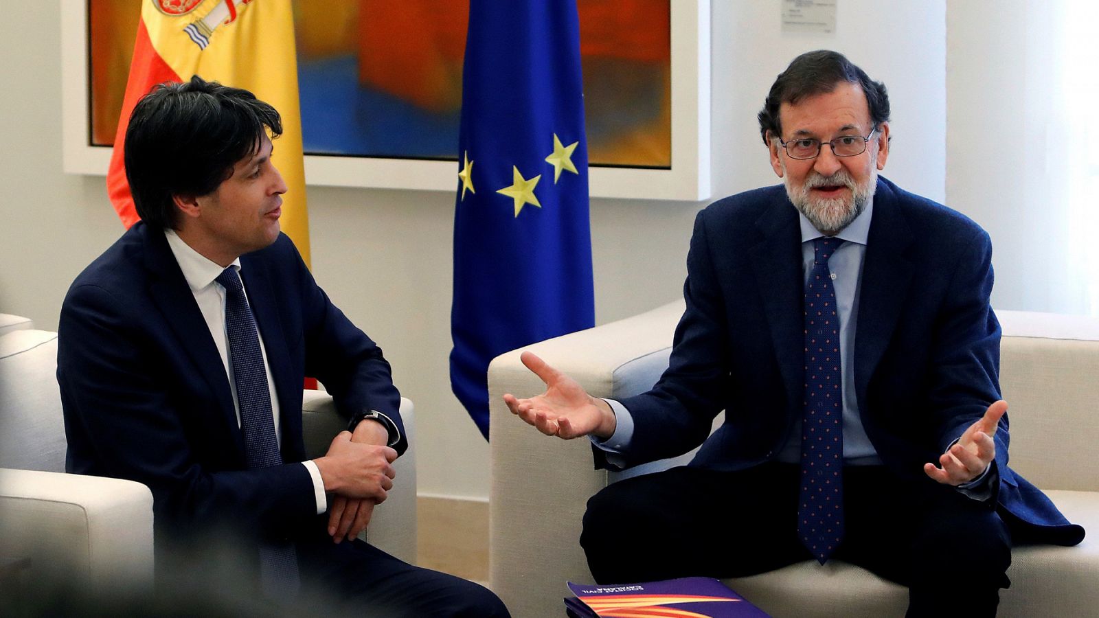 El presidente del Gobierno, Mariano Rajoy conversa con el presidente de Societat Civil Catalana, José Rosiñol