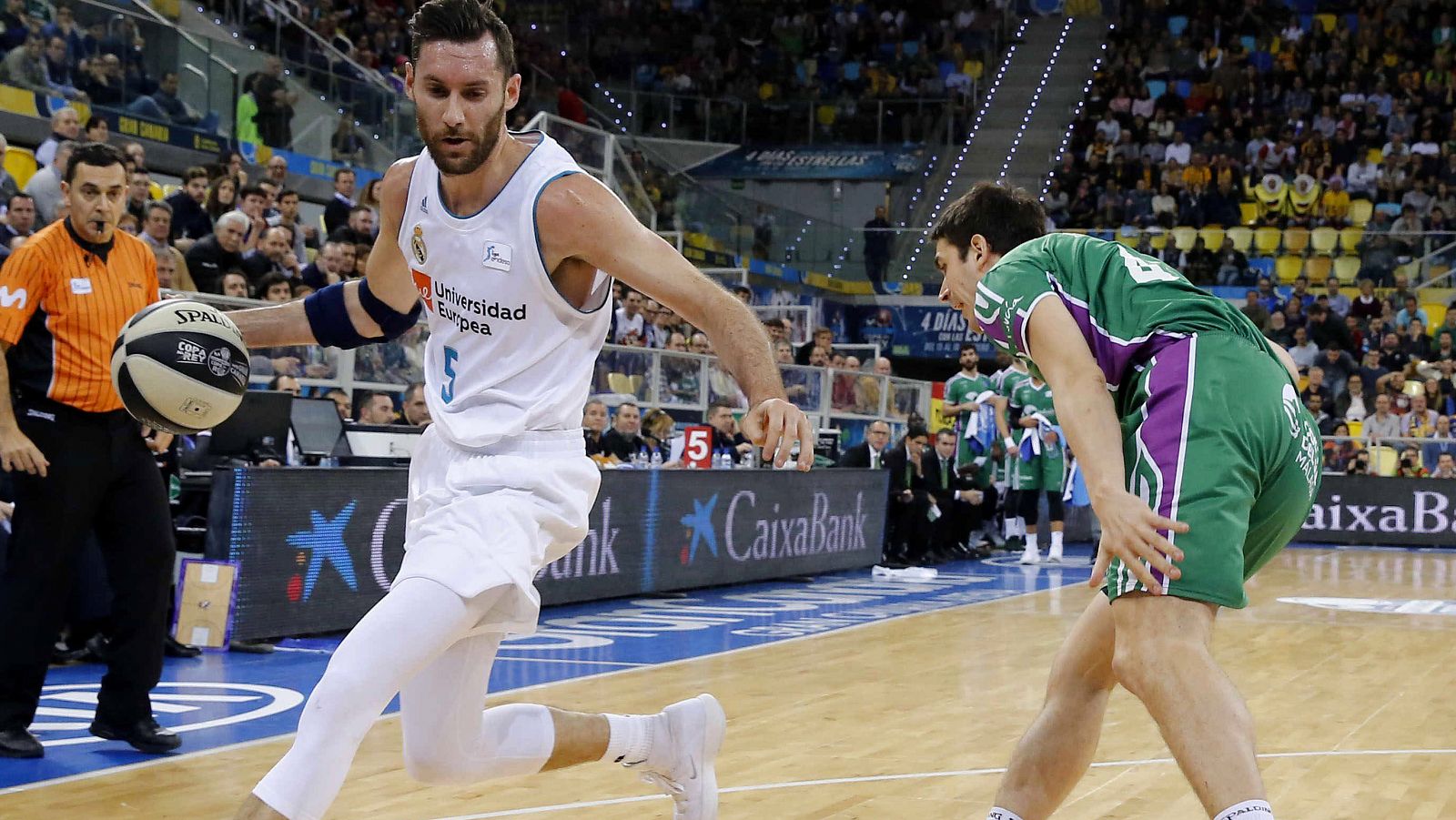 El alero del Real Madrid Rudy Fernández (i) y el ala-pívot del Unicaja Carlos Suárez, durante el segundo partido de cuartos de la Copa del Rey.