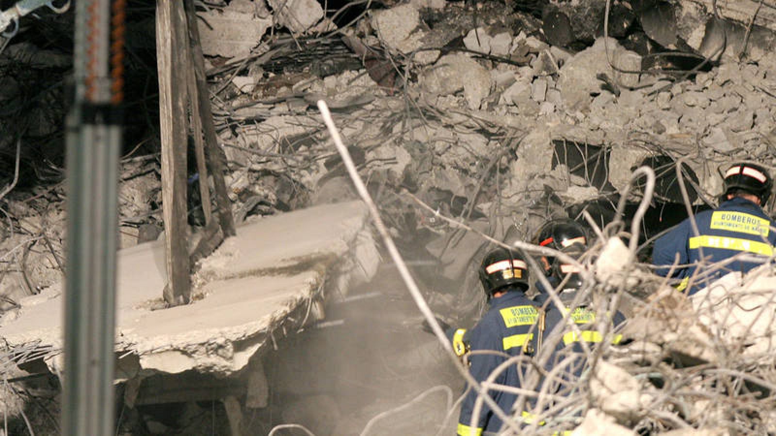  Bomberos en el aeropuerto de Madrid-Barajas tras producirse el atentado de ETA en el aparcamiento de la T-4