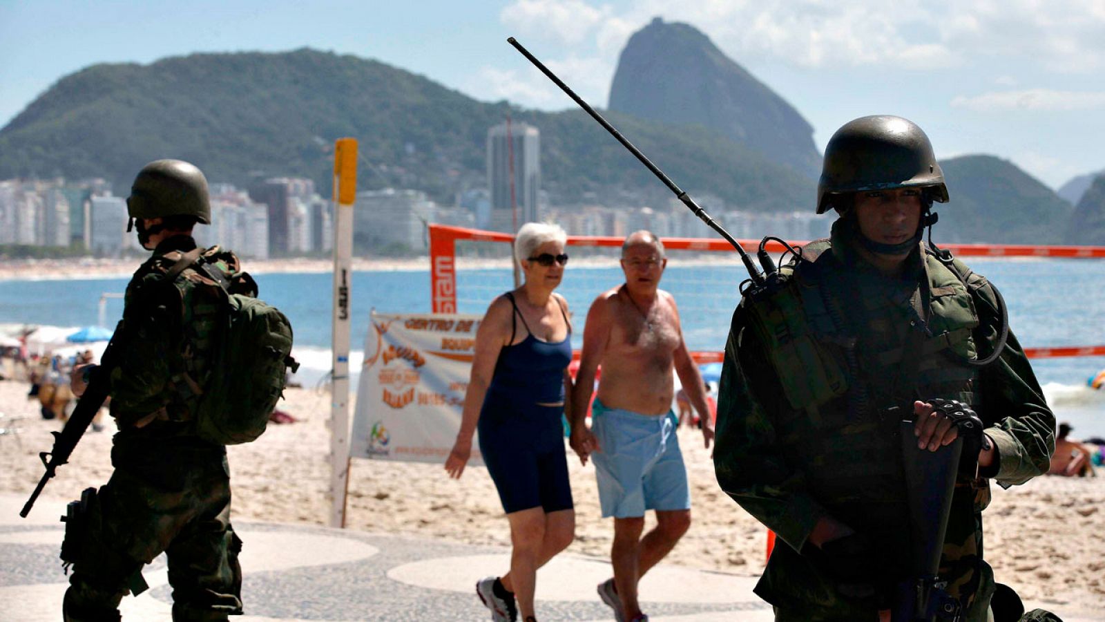 Dos soldados patrullan por la playa de Copacabana en 2017