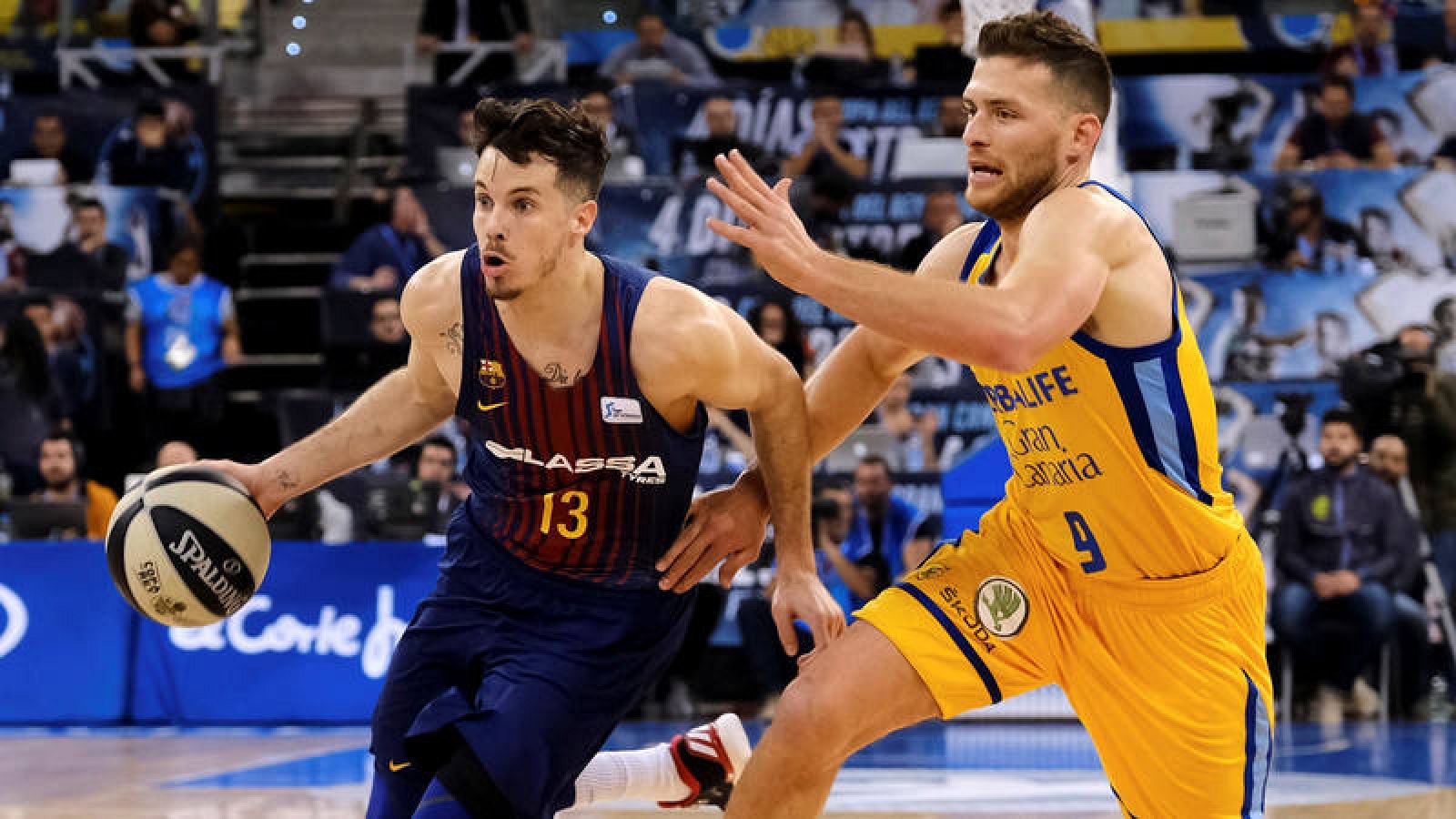 El base del F.C. Barcelona Lassa Thomas Heurtel (i) se escapa de Gal Mekel, del Herbalife Gran Canaria.