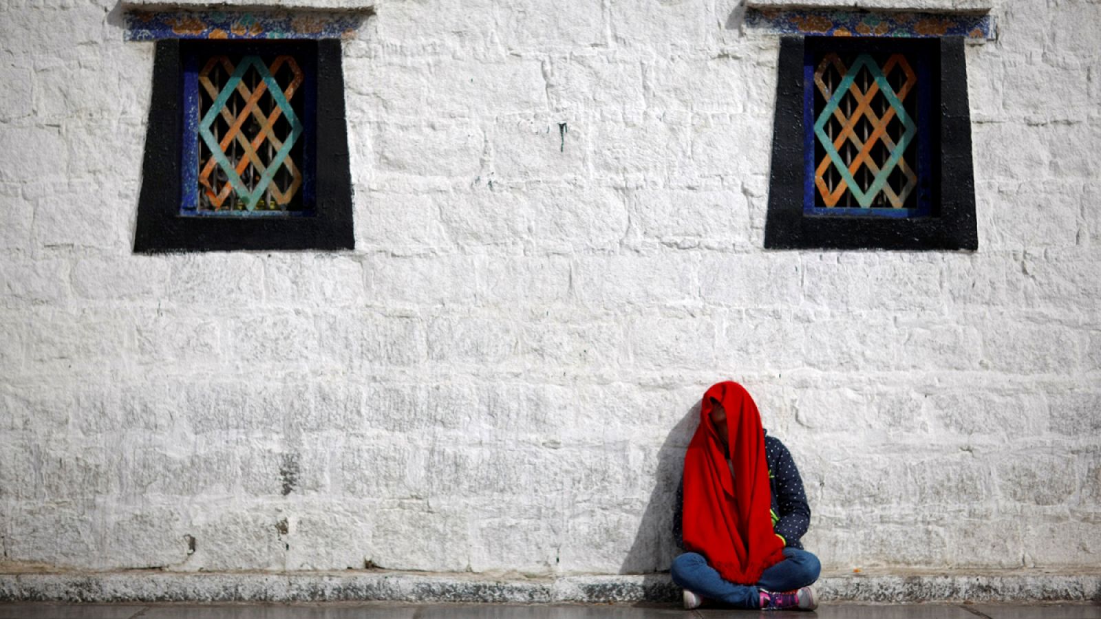 Un mujer sentada en el exterior del templo de templo de Jokhang en una imagen de archivo