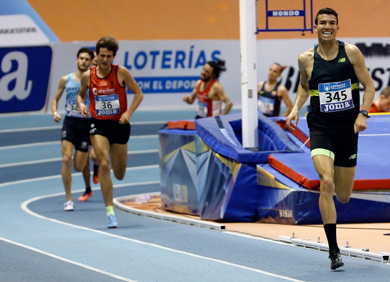 El atleta Adel Mechaal también se impone en la carrera de los 1.500 metros.