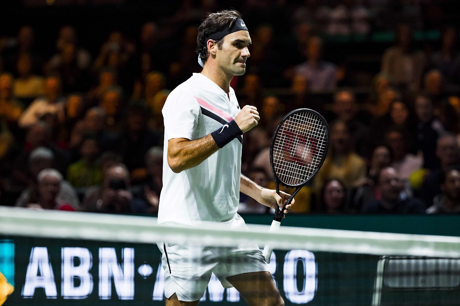 Roger Federer celebra su triunfo en Rotterdam.