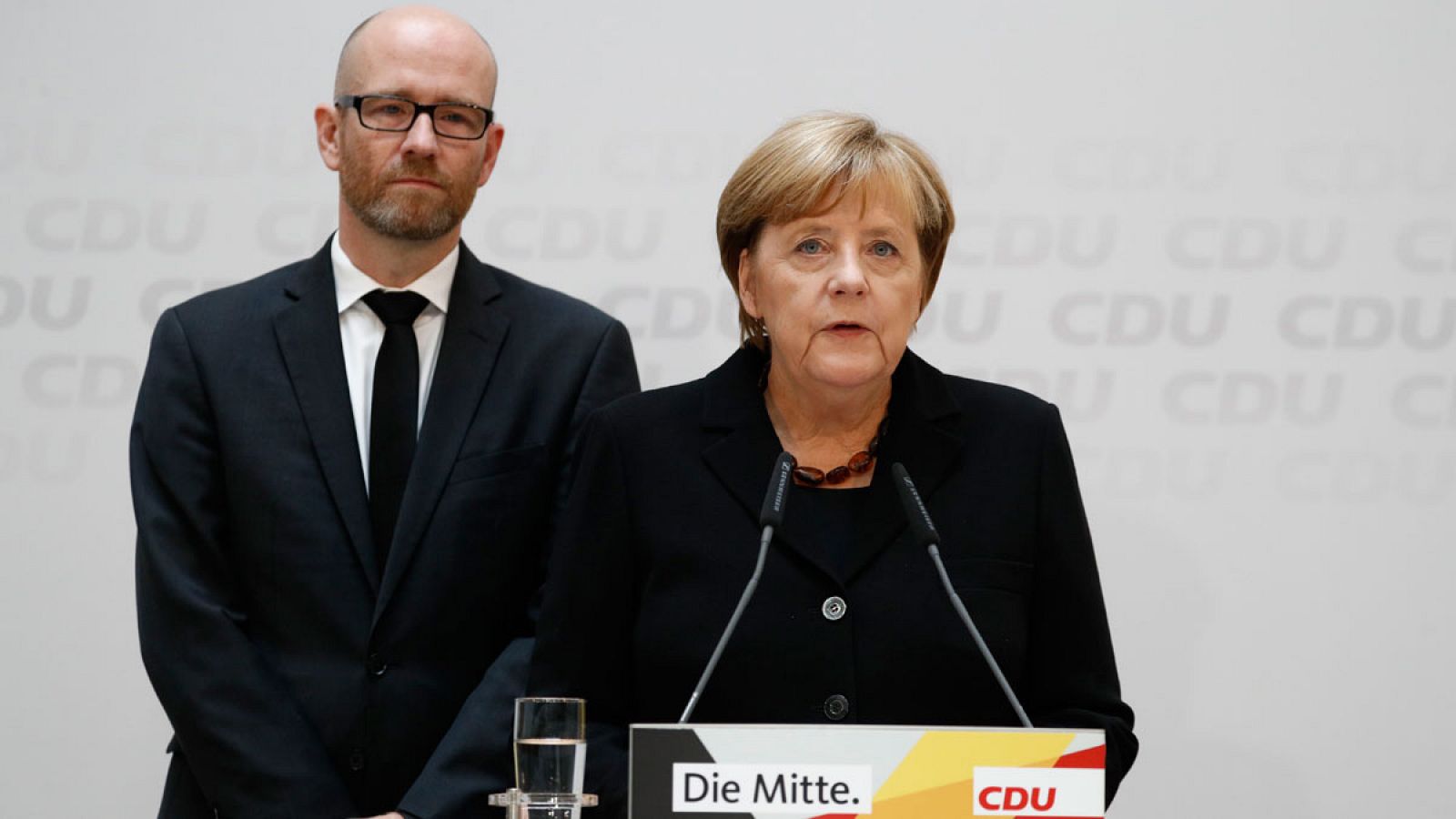 Merkel junto al número dos de su partido, Peter Tauber, en una imagen de archivo