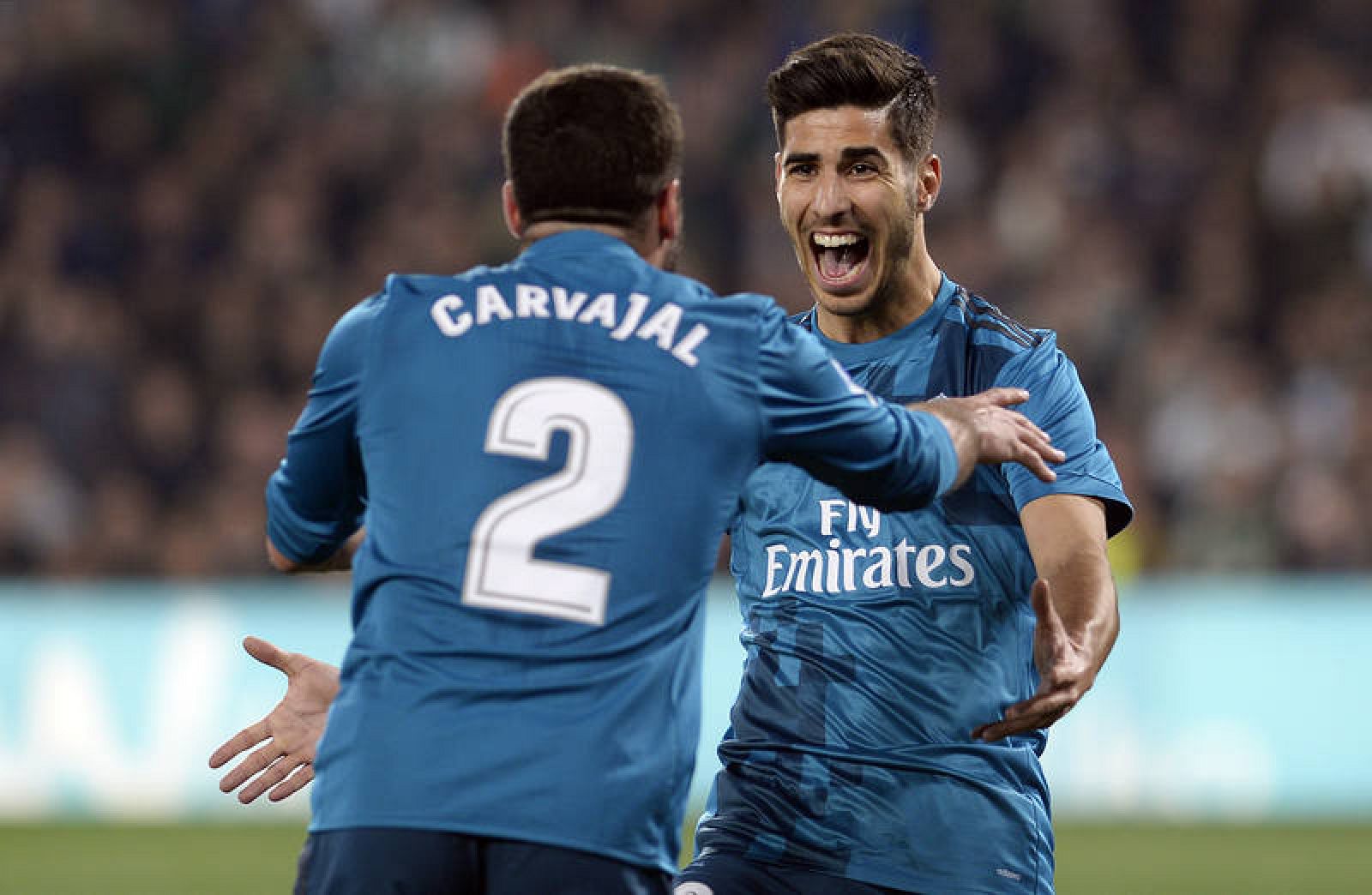 Carvajal y Asensio celebran el tercer gol blanco en el Villamarín.