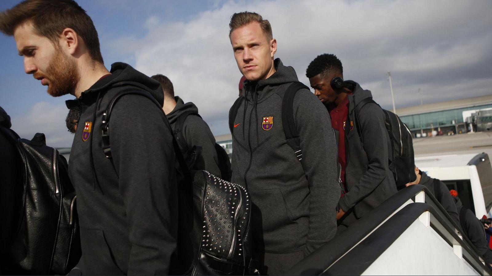 Ter Stegen (centro) toma el avión rumbo a Londres en la víspera del Chelsea-Barça