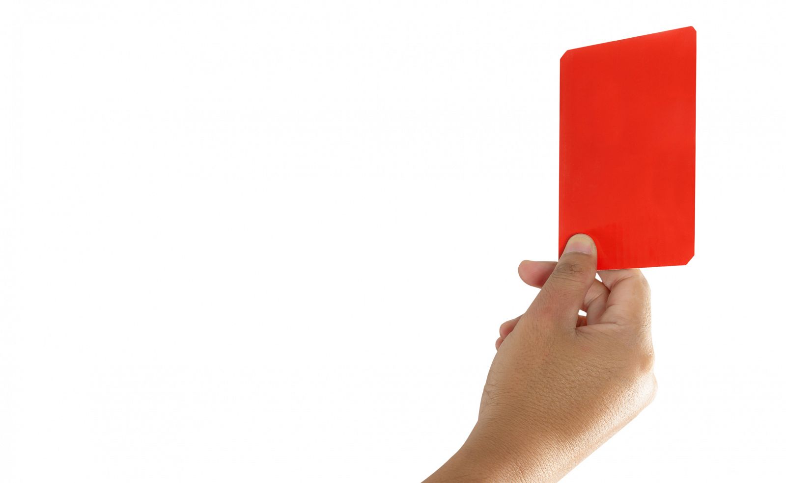 Un árbitro enseña una tarjeta roja