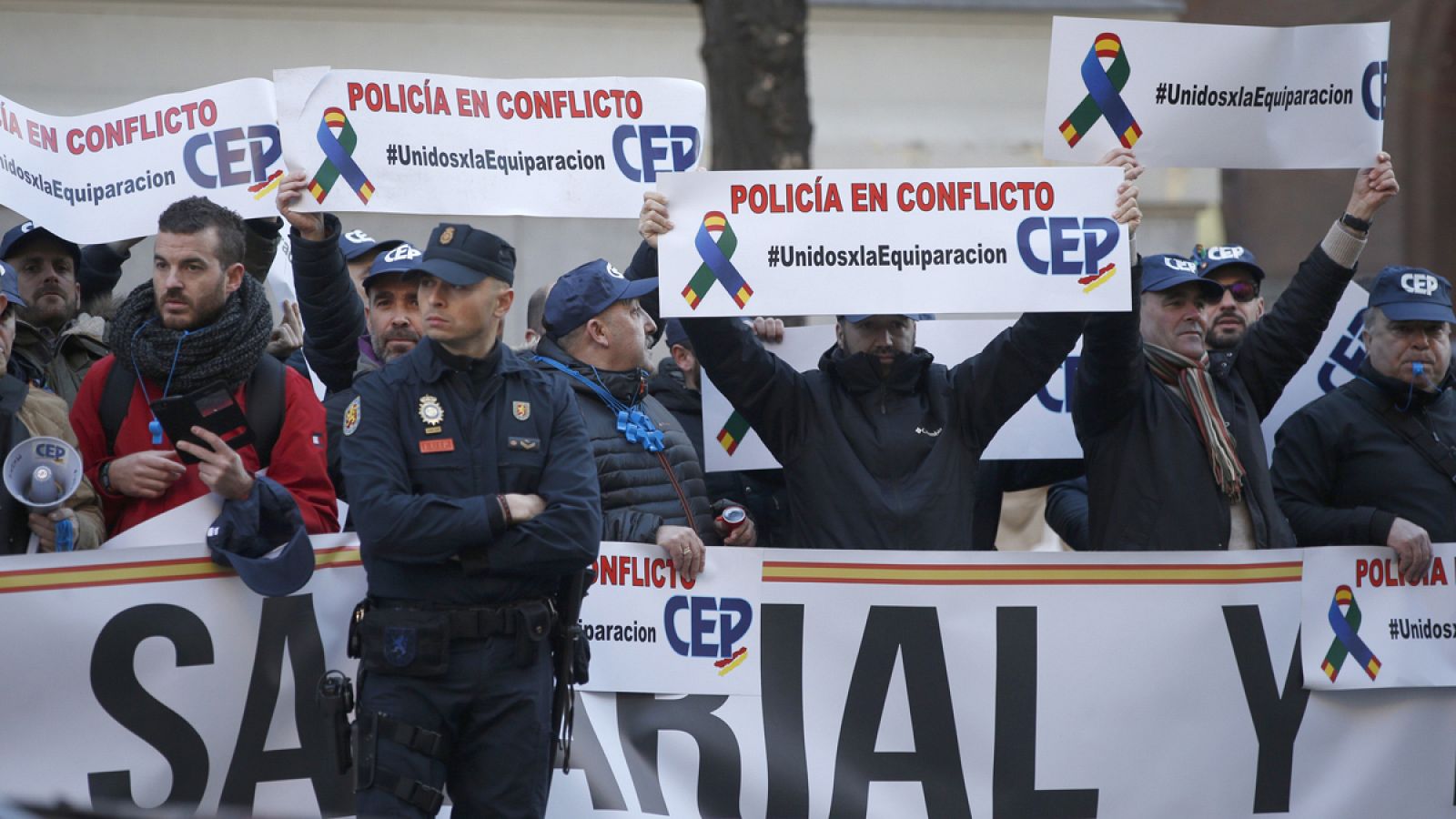 Miembros de los sindicatos policiales y asociaciones de la Guardia Civil, durante una concentración por la equiparación salarial.