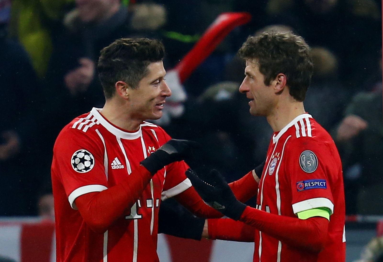 Lewandowski (i) y Müller (d), autores de sendos dobletes al Besiktas.