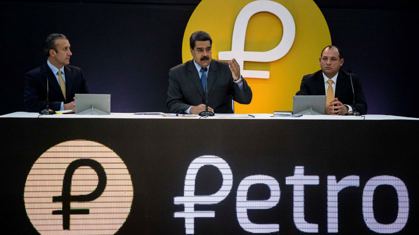 El presidente de Venezuela, Nicolás Maduro, junto al vicepresidente y el ministro para la Educación Universitaria, Ciencia y Tecnología, en la presentación de la activación de la criptomoneda petro